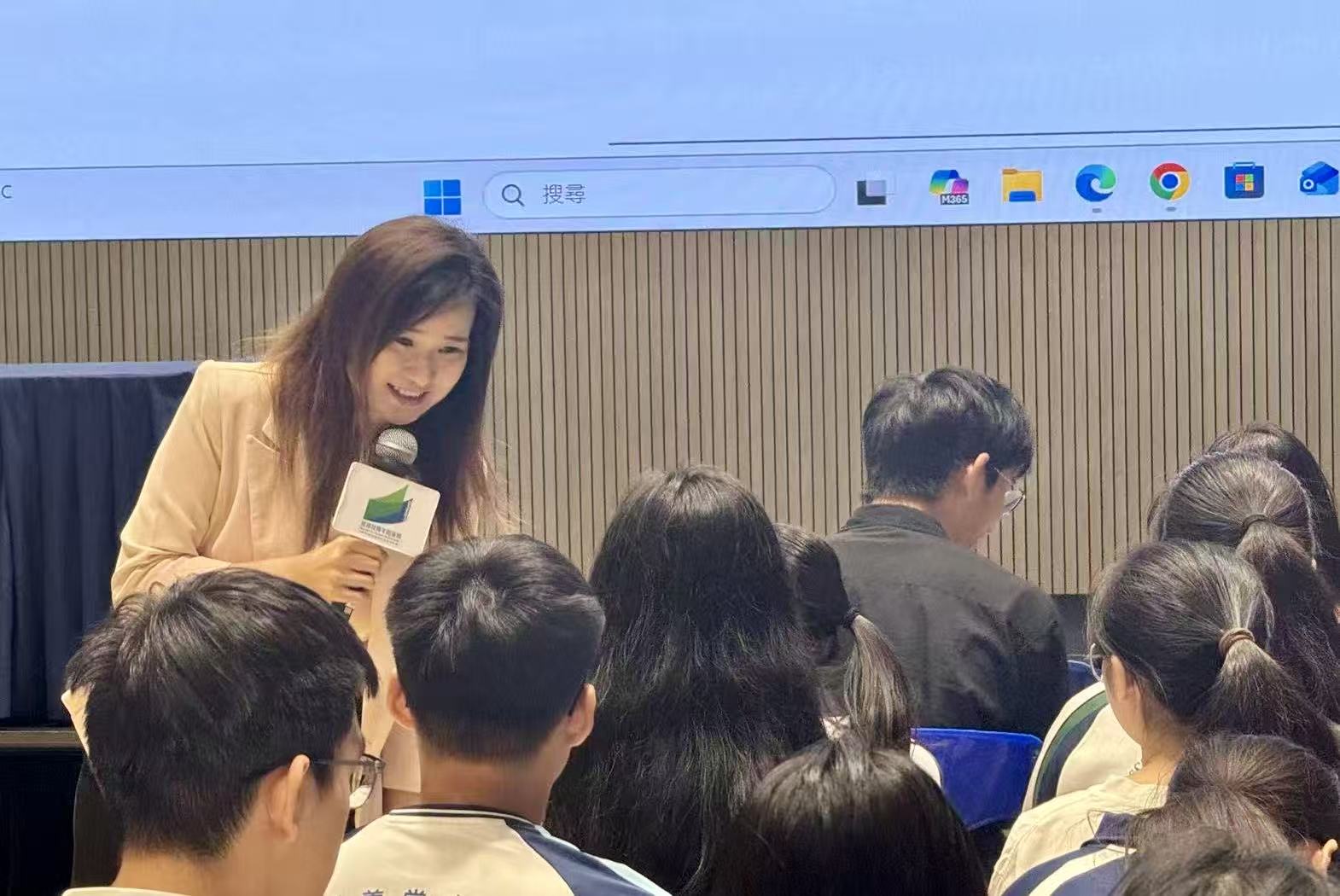 理事長盛綺娜向學員講解 AI 在傳媒工作中的應用